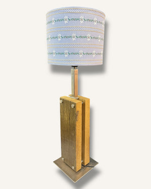 Tischlampe aus alten Eichenbrettern mit gebürstetem Edelstahl