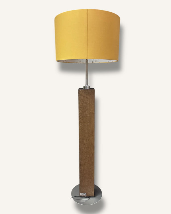 Stehlampe aus Altholz Eiche mit rundem gelbem Lampenschirm
