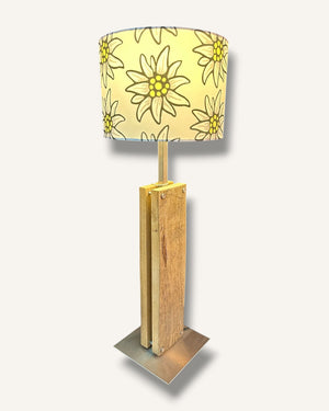Tischlampe aus Altholz Eiche mit Edelweiss Lampenschirm – Alpen Chic Leuchte handgefertigt