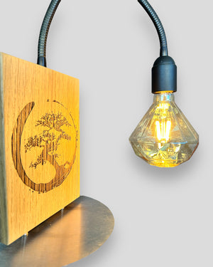 Unikat Tischlampe aus Eiche mit dekorativer Baumlaserung
