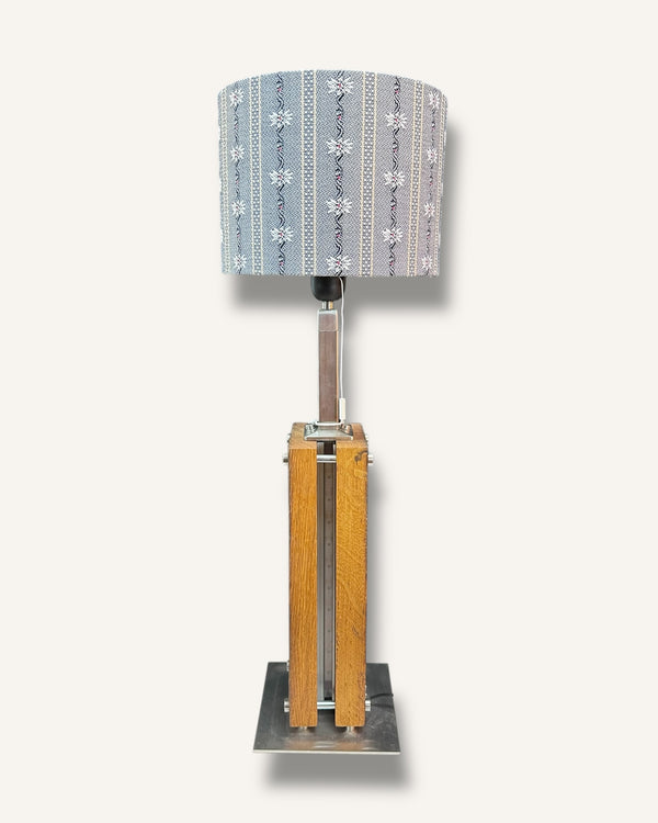 Tischlampe aus Altholz Eiche mit LED-Band, Lampenschirm mit original Schweizer Edelweiss-Stoff