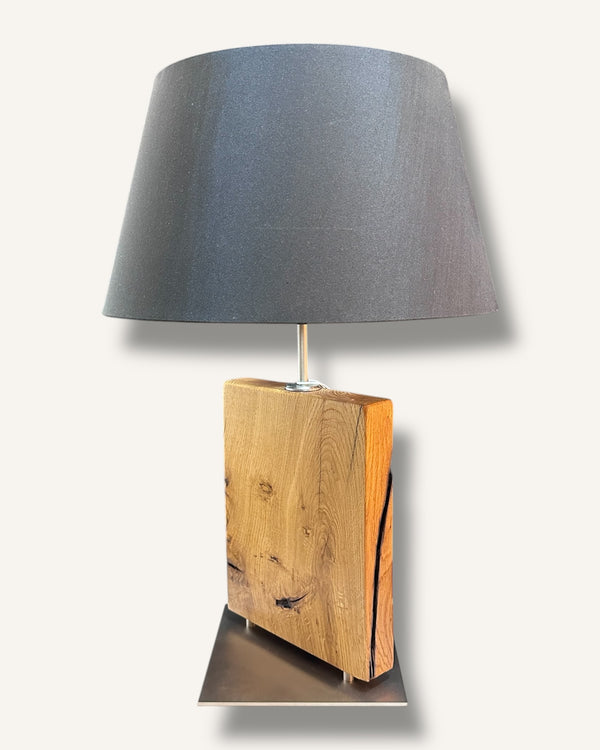 Tischlampe aus Altholz Eiche, Lampenschirm schwarz, rund, konisch