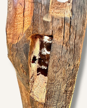 Detailaufnahme einer handgefertigten Stehlampe aus Altholz Eiche mit natürlicher Holzstruktur