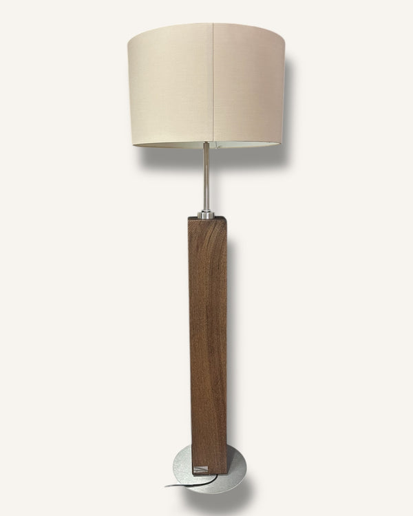 Stehlampe aus Altholz Eiche mit rundem Lampenschirm