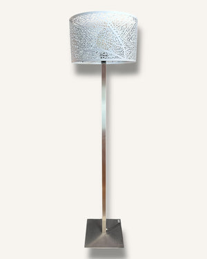 Runde Stehleuchte aus Edelstahl mit Metallschirm für Wohnzimmer oder Leseecke