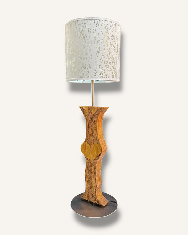 Tischlampe aus Altholz Eiche und Gravur, Lampenschirm weiss mit Baummotiv