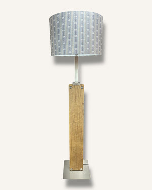 Rustikale Design Stehlampe aus Holz und Edelweiss Stoff für Chalet und Wohnraum