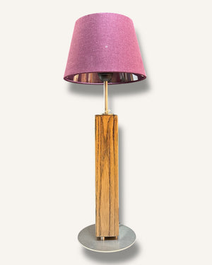 Rustikale Tischlampe aus Holz mit elegantem bordeauxfarbenem Schirm