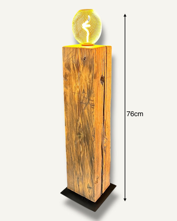 Dekorative Unikat- Tischleuchte, Altholzbalken mit Ambiente-Glühbirne