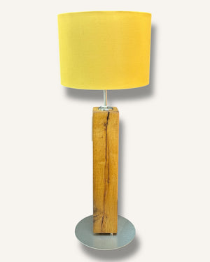 Rustikale Tischlampe aus Holz mit gelbem Lampenschirm