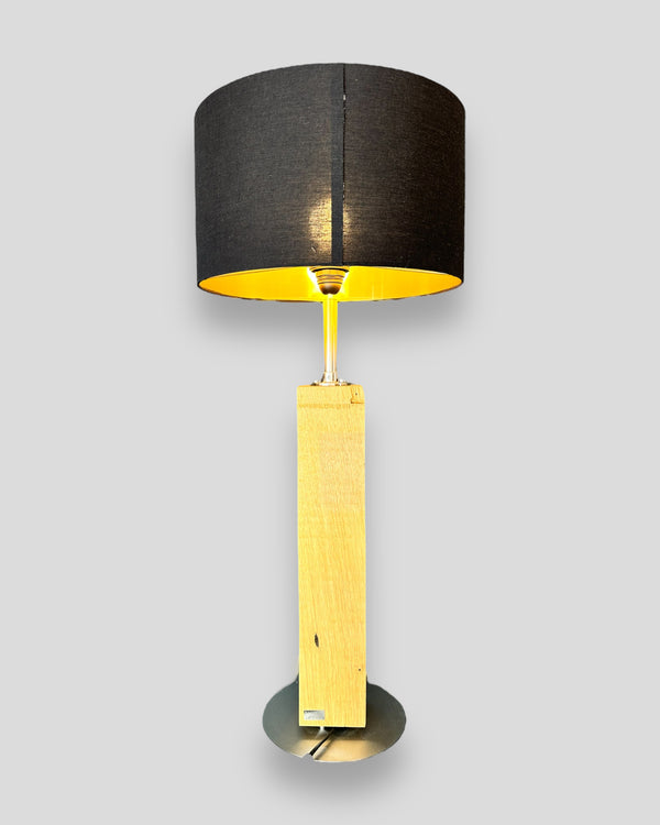 Tischlampe Eichenholz Edelstahl Lampenschirm schwarz mit goldiger Innenseite