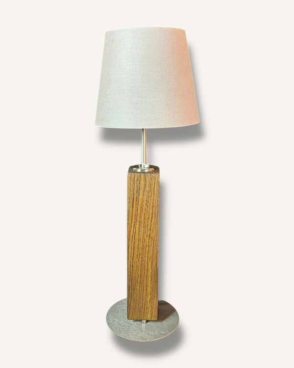 Tischlampe aus Altholz Eiche, Lampenschirm grau, rund, konisch