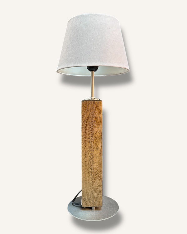 Tischlampe aus Altholz Eiche, Lampenschirm grau, rund, konisch