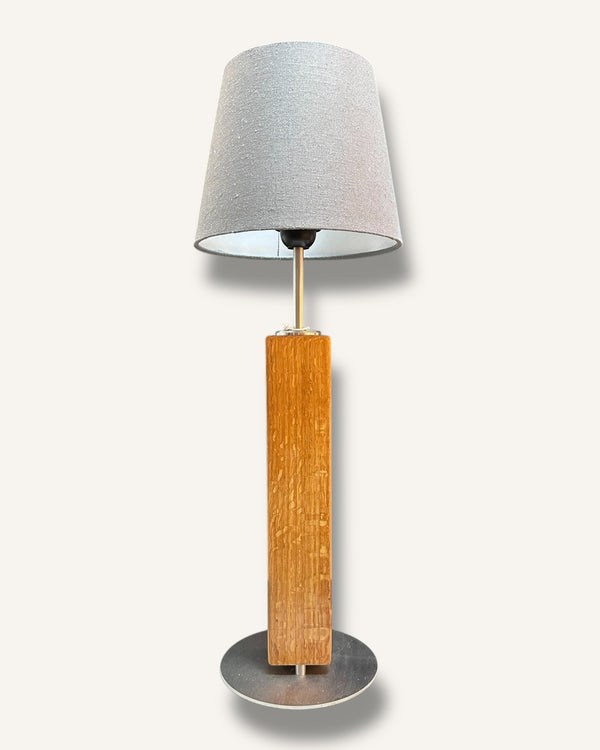 Tischlampe aus Altholz Eiche, Lampenschirm grau, rund, konisch