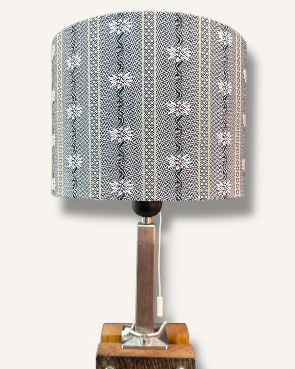 Tischlampe aus Altholz Eiche mit LED-Band, Lampenschirm mit original Schweizer Edelweiss-Stoff