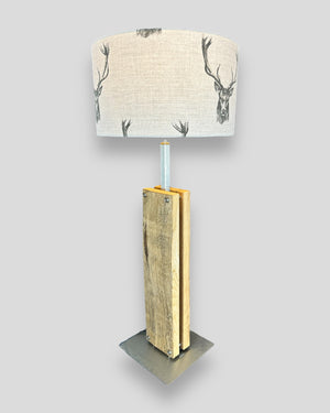 Detailansicht von Altholz Tischlampe mit Baumwollschirm und Edelstahl