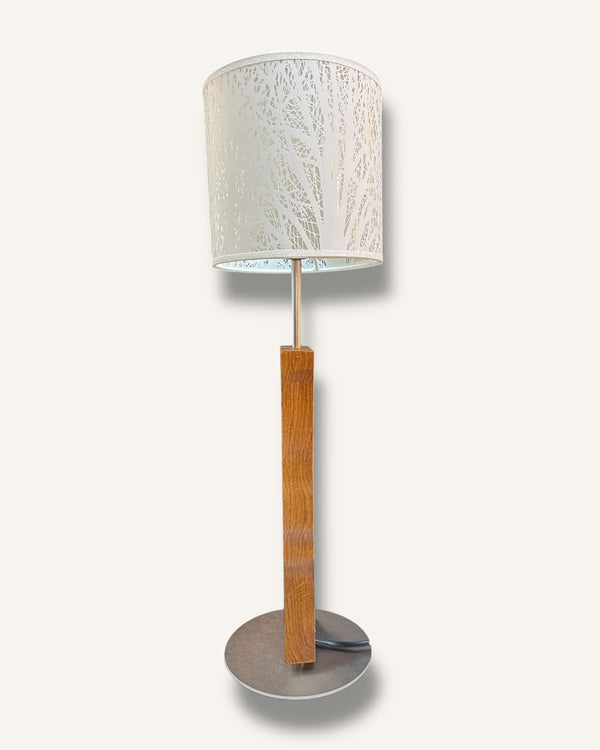 Tischlampe aus Altholz Eiche und Gravur, Lampenschirm weiss mit Baummotiv