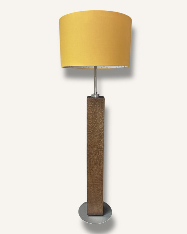 Stehlampe aus Altholz Eiche mit rundem gelbem Lampenschirm