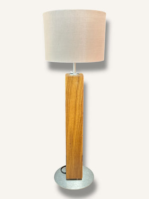 Rustikale Tischlampe aus Holz mit elegantem grauem Stoffschirm