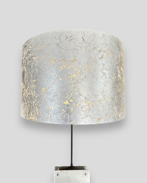 Stehlampe aus Edelstahl mit Lampenschirm in Silber Optik