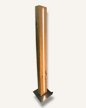 Imposante Design-Stehleuchte aus Eiche und Metall für moderne Wohnräume