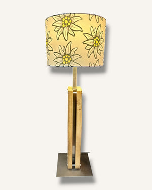 Tischlampe aus Altholz Eiche mit Edelweiss Lampenschirm – Alpen Chic Leuchte handgefertigt