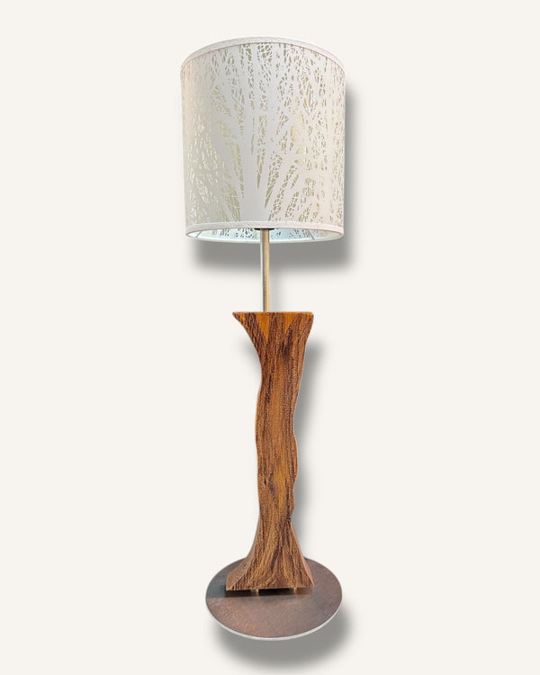 Tischlampe aus Altholz Eiche und Gravur, Lampenschirm weiss mit Baummotiv