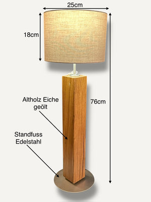 Design-Tischlampe aus Altholz mit zeitlosem grauem Lampenschirm
