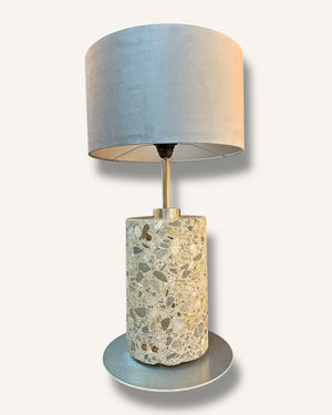 Upcycling Tischlampe aus massivem Beton mit modernem Design