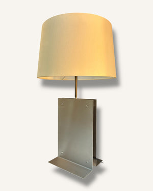 Elegante Edelstahl-Tischleuchte mit warmem Licht für Wohnräume