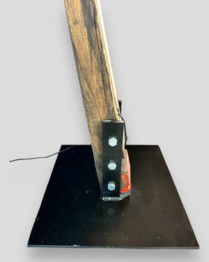 Detailaufnahme der natürlichen Maserung einer Fassdaube aus altem Eichenweinfass in einer handgefertigten LED-Stehleuchte.