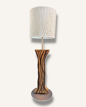 Tischlampe mit individueller Baumgravur auf der Holzbasis