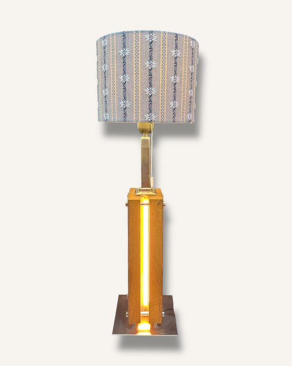 Tischlampe aus Altholz Eiche mit LED-Band, Lampenschirm mit original Schweizer Edelweiss-Stoff
