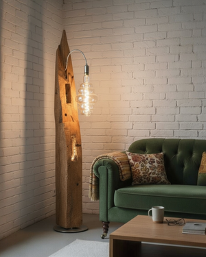Detailaufnahme der Holzstruktur einer handgefertigten Stehlampe aus Altholz Eiche