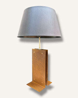 Design-Tischleuchte aus Cortenstahl für Wohnzimmer und Sideboard