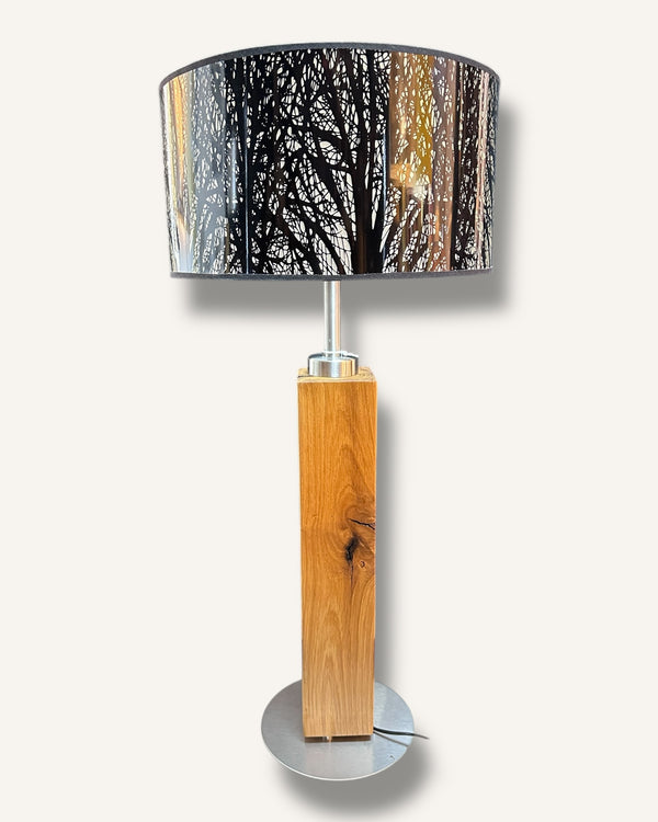 Tischlampe aus Altholz Eiche, Lampenschirm schwarz mit Baummotiv
