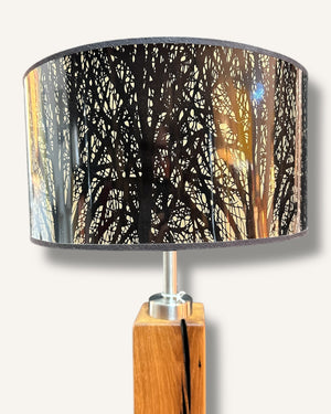 Tischlampe aus Altholz Eichenbalken mit Lampenschirm in Baumoptik – handgefertigtes Design-Unikat