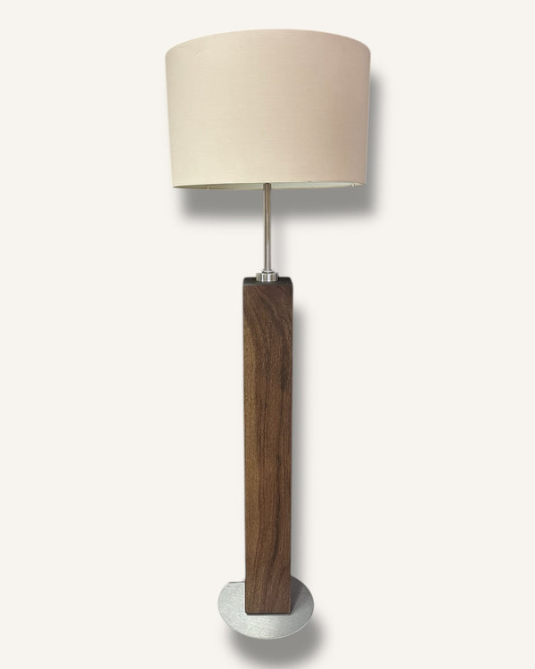 Stehlampe aus Altholz Eiche mit rundem Lampenschirm