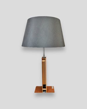 Moderne Tischlampe aus lackiertem Stahl mit industriellem Charakter