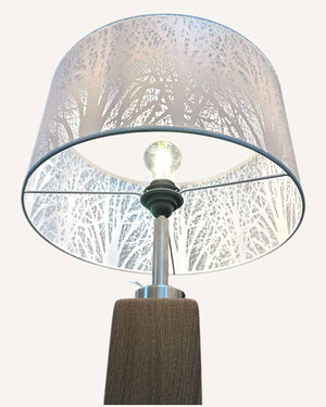 Handgefertigte Holz-Tischlampe mit natürlichem Charakter und modernem Design