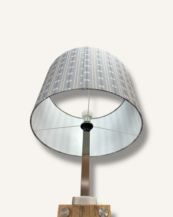 Stehlampe aus Altholz Eiche, Lampenschirm mit original Schweizer Edelweiss-Stoff