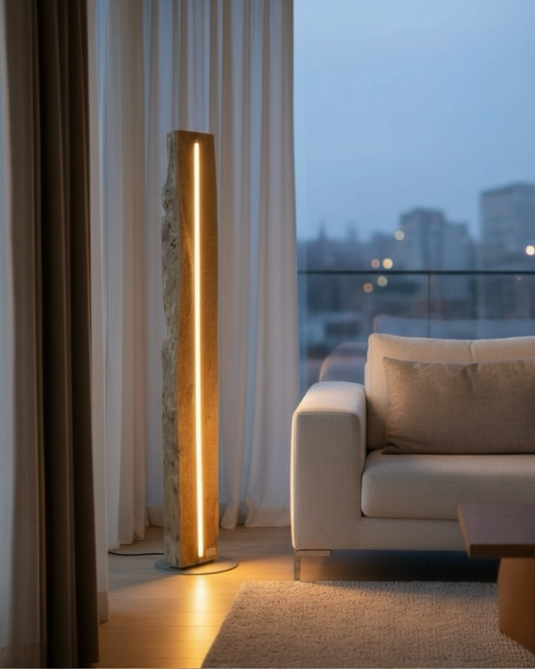 Handgefertigte Stehleuchte aus Altholz Eichenbalken mit dimmbarer LED Beleuchtung und Edelstahl Fuss