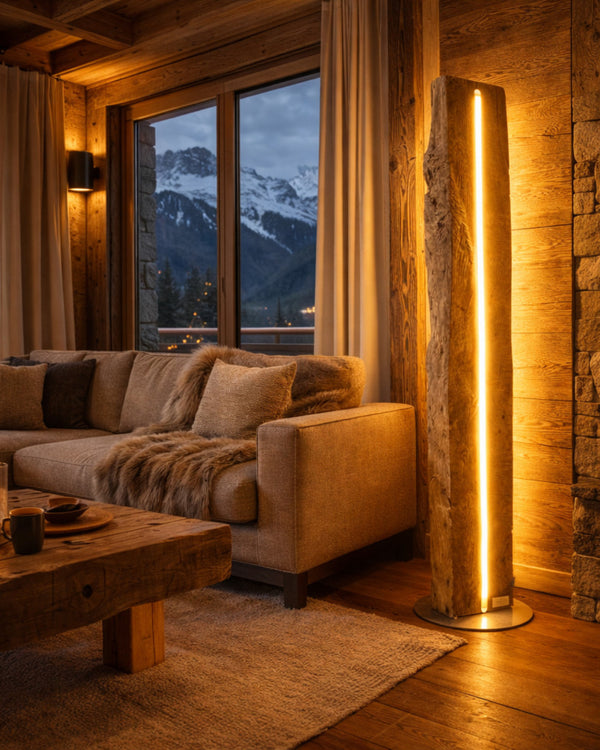Handgefertigte Stehleuchte aus 100-jährigem Eichenbalken – Design-Unikat mit warmem LED-Ambiente