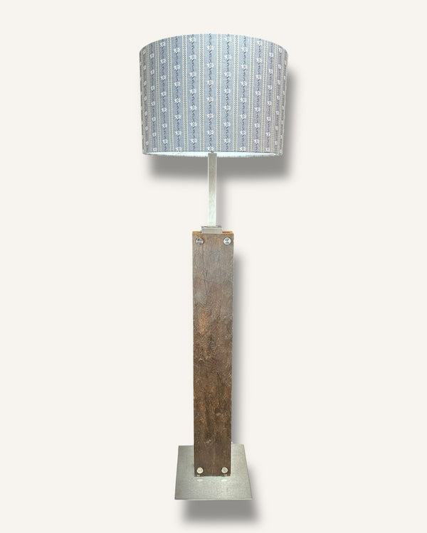 Stehlampe aus Altholz Eiche mit LED-Band, Lampenschirm mit original Schweizer Edelweiss-Stoff