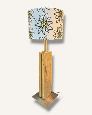 Tischlampe aus Altholz Eiche mit Edelweiss Lampenschirm – Alpen Chic Leuchte handgefertigt