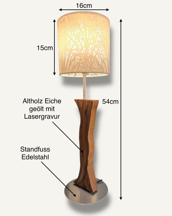 Tischlampe aus Altholz Eiche und Gravur, Lampenschirm weiss mit Baummotiv
