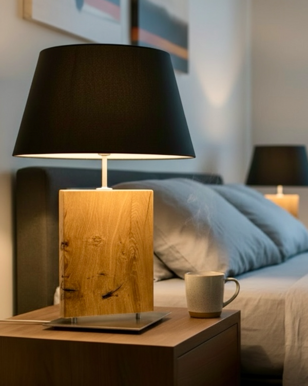 Tischlampe aus Altholz Eiche, Lampenschirm schwarz, rund, konisch