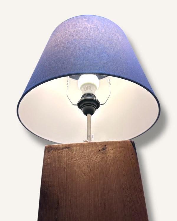 Tischlampe aus Altholz Eiche, Lampenschirm grau, rund, konisch