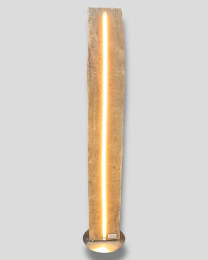 Handgefertigte Stehleuchte aus 100-jährigem Eichenbalken – Design-Unikat mit warmem LED-Ambiente