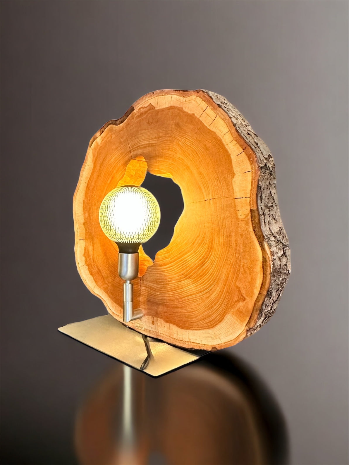 Aussergewöhnliche Unikat-Tischleuchte aus Artnic Kirschbaum – LED mit Glühbirne Manufaktur